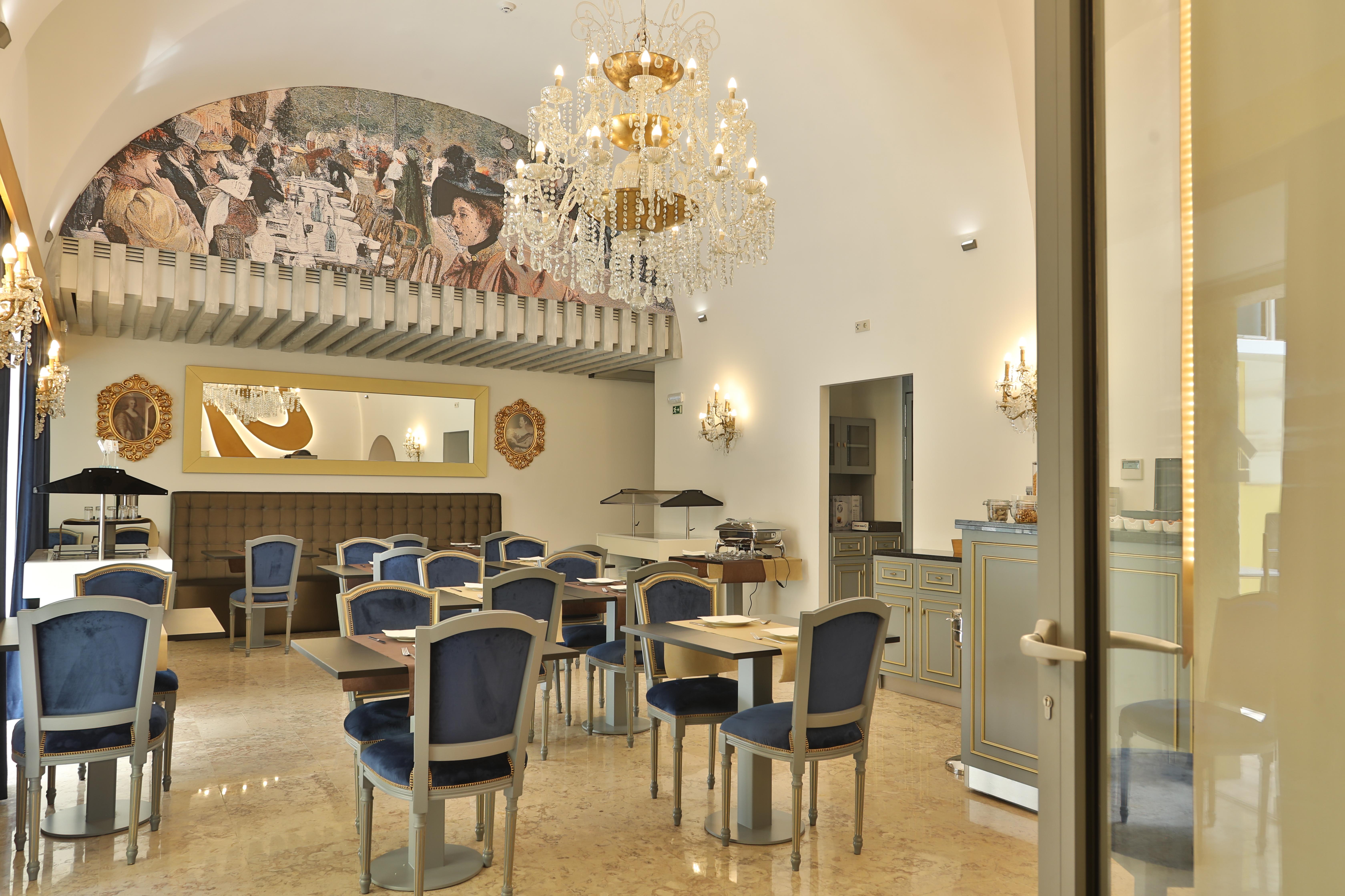 Casual Belle Epoque Hotel